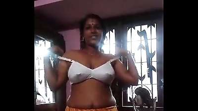 Milky aunty from kerala opening her blouse