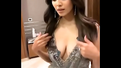 Malavika Mohanan Mouth Watering cleavage Video